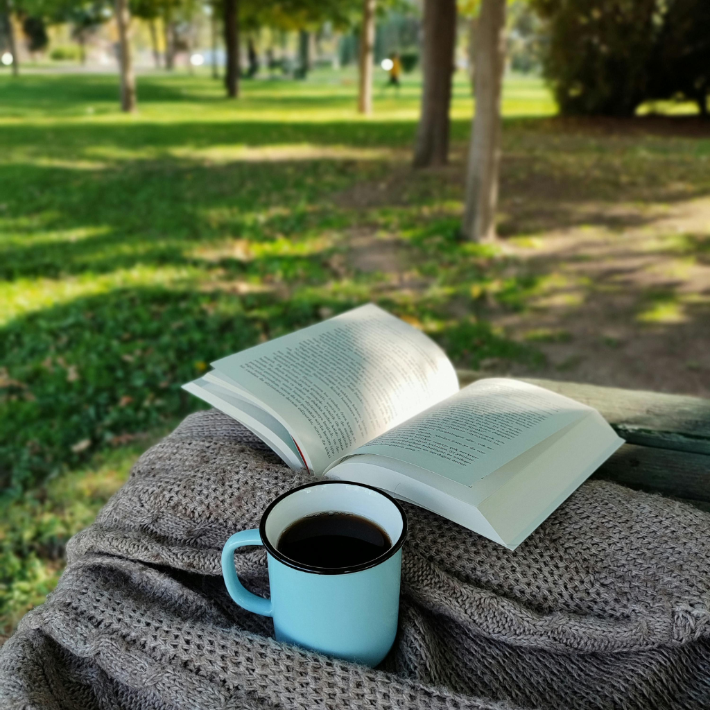 Lecture: un livre, un parc, un plaid, une tasse.