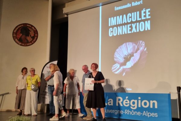 Remise des prix au Salon international du livre de Passy, août 2026, sur scène.